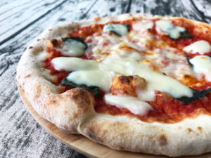 【口コミレビュー】信州産のナラと薪窯で焼き上げるナポリピザ フォンターナの「マルゲリータ・ブォーノ」