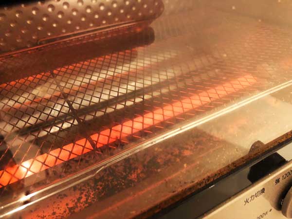 オーブントースターを温めておく