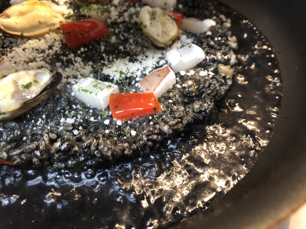 スープが溶け出したイカスミのパエリア-パンdeパエリア-