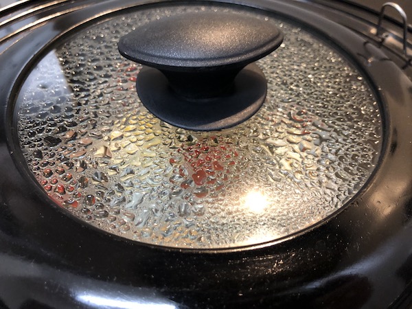 加熱中のイカスミのパエリア-パンdeパエリア-