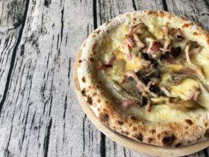 【レビュー】森山ナポリの新作「キノコとゴーダチーズ」は超濃厚で旨味MAX人気冷凍ピザ♪口コミ評判も