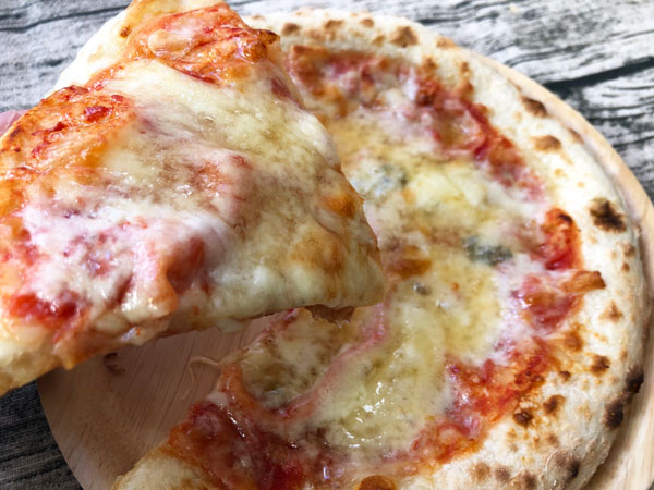 チーズがとろけて溢れる森山ナポリのクアトロフォルマッジ