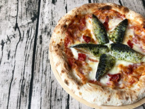 【レビュー】森山ナポリの冷凍ピザ「イワシとドライトマト」意外とハマる光物ピザ！