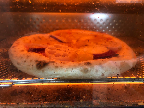 森山ナポリの塩麹加賀野菜ピザをオーブンで焼き上げる