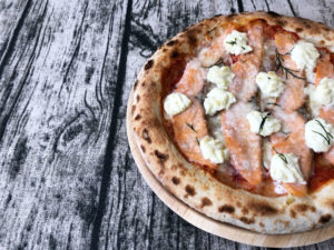 【口コミレビュー】森山ナポリの冷凍ピザ「スモークサーモンとクリームチーズ」脂と酸味のハーモニー