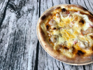 【口コミレビュー】贅沢な冷凍ピザ「ズワイ蟹と海老のアメリカンオーロラソース」フォンターナ発