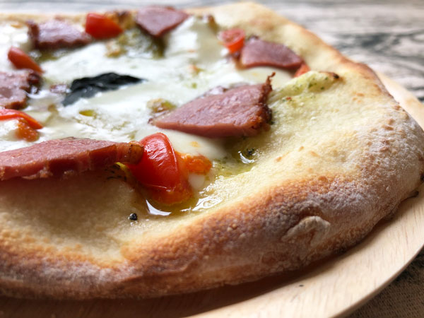 フォンターナの冷凍ピザ「合鴨スモークのマルゲリータ・ヴェルデ」のピザ生地のクリスピー感