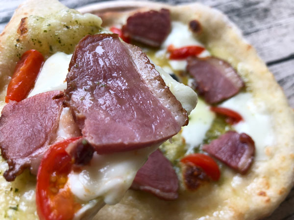 フォンターナの冷凍ピザ「合鴨スモークのマルゲリータ・ヴェルデ」を食べる