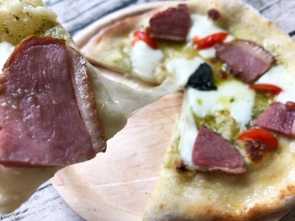フォンターナの冷凍ピザ「合鴨スモークのマルゲリータ・ヴェルデ」ののびるチーズ