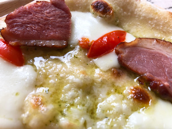 フォンターナの冷凍ピザ「合鴨スモークのマルゲリータ・ヴェルデ」のアップ
