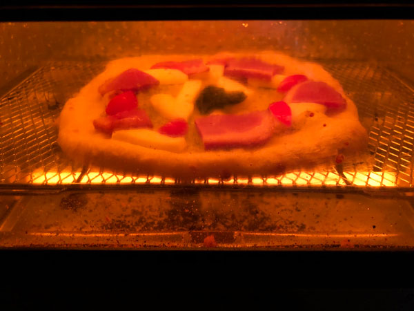 フォンターナの冷凍ピザ「合鴨スモークのマルゲリータ・ヴェルデ」をオーブントースターへ