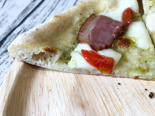 フォンターナの冷凍ピザ「合鴨スモークのマルゲリータ・ヴェルデ」のピザ生地