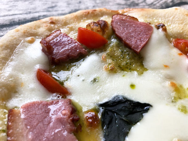 フォンターナの冷凍ピザ「合鴨スモークのマルゲリータ・ヴェルデ」の具材アップ