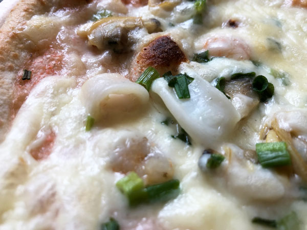 フォンターナ「明太子シーフードピッツァ」のイカ