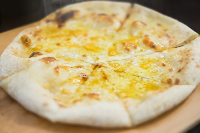 クワトロフォルマッジの全て ピザの特徴とのせるチーズ 簡単な作り方 レシピ も紹介 美味しい冷凍ピザ おすすめの冷凍ピザ通販レビュー