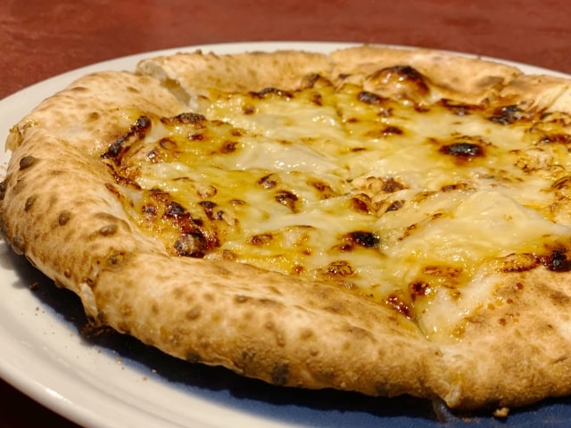 クワトロフォルマッジの全て！ピザの特徴とのせるチーズ、簡単な作り方（レシピ）も紹介！ | 美味しい冷凍ピザ ～ おすすめの冷凍ピザ通販レビュー