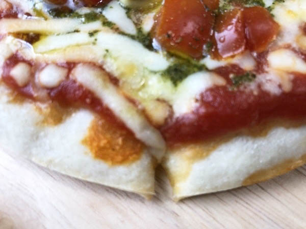 あらかじめカットされているファミリーマートの冷凍ピザ「お母さん食堂 トマト感じるマルゲリータピッツァ」
