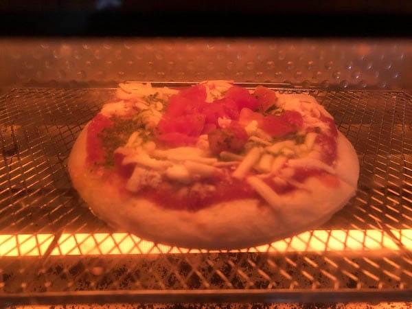 オーブントースターで焼くファミリーマートの冷凍ピザ「お母さん食堂 トマト感じるマルゲリータピッツァ」