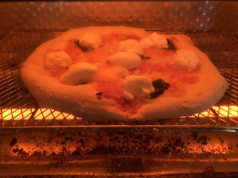 オーブントースターで加熱する薪窯ナポリピザフォンターナの「マルゲリータブッファラ」
