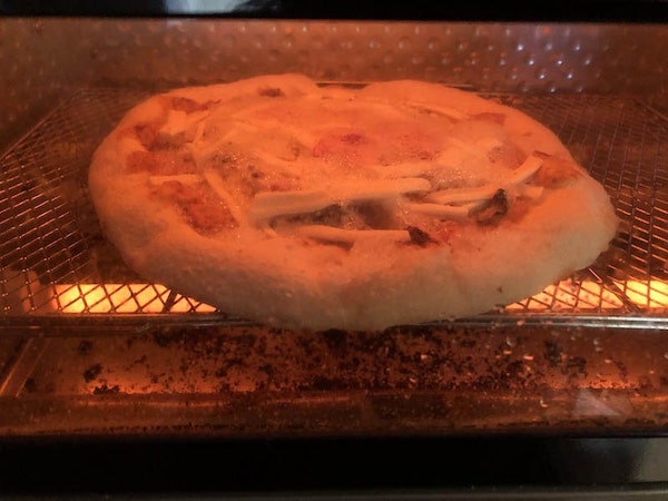 オーブンで焼く薪窯ナポリピザフォンターナの「3種のきのことベーコンポテトのデミグラミートソースピッツァ」
