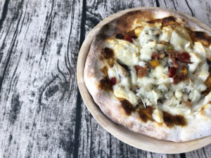 【口コミレビュー】薪窯ナポリピザ フォンターナの「3種のきのことベーコンポテトのデミグラミートソースピッツァ」