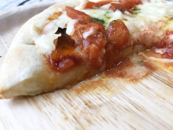 ローソンの冷凍ピザ「ピッツァマルゲリータ」の断面