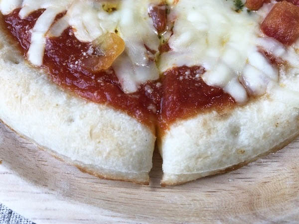 ローソンの冷凍ピザ「ピッツァマルゲリータ」の記事はあらかじめカットされている