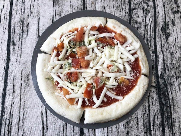冷凍されたローソンの冷凍ピザ「ピッツァマルゲリータ」