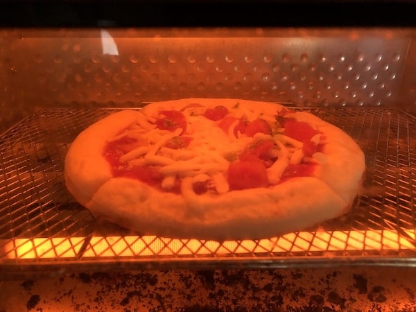 ローソンの冷凍ピザ「ピッツァマルゲリータ」をオーブンで焼く