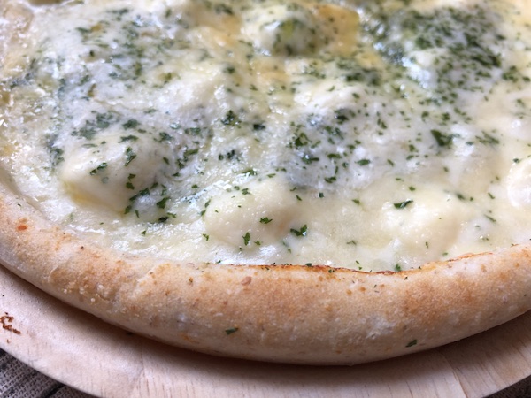 ピザ プティ・ギャルソンの冷凍ピザ「6種の贅沢チーズピザ」の生地