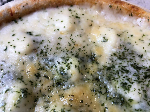 ピザ プティ・ギャルソンの冷凍ピザ「6種の贅沢チーズピザ」の具材