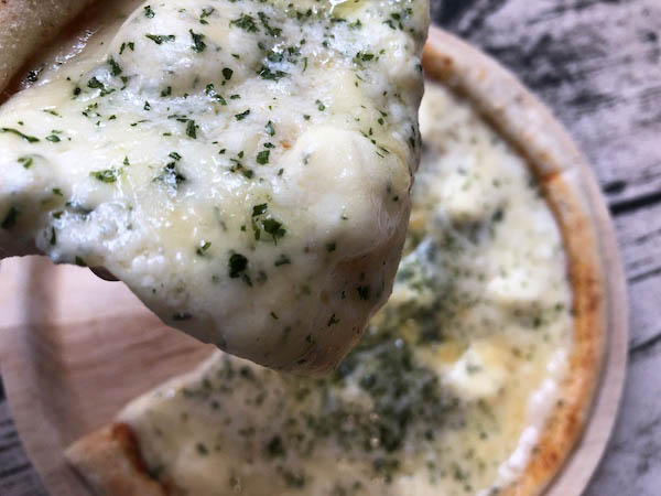 ピザ プティ・ギャルソンの冷凍ピザ「6種の贅沢チーズピザ」たっぷりチーズ