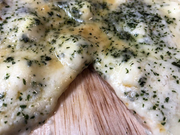 ピザ プティ・ギャルソンの冷凍ピザ「6種の贅沢チーズピザ」チーズがこぼれ落ちる