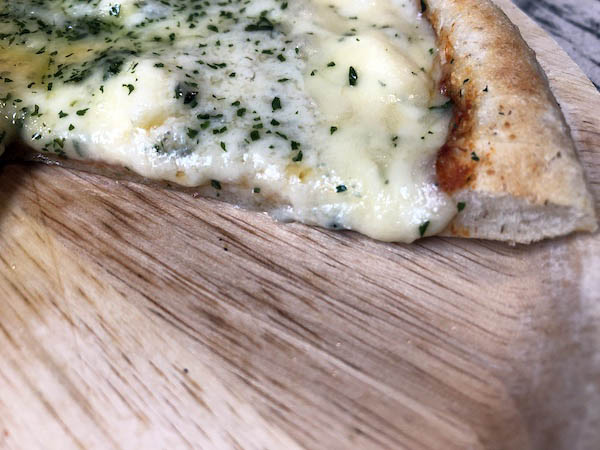 ピザ プティ・ギャルソンの冷凍ピザ「6種の贅沢チーズピザ」生地と具材の一体感