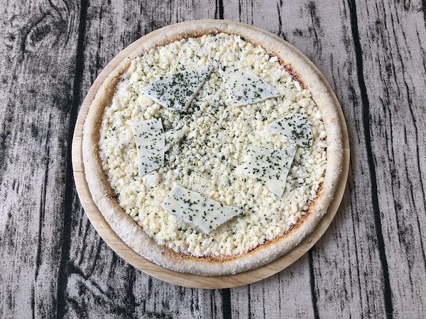 冷凍されたピザ プティ・ギャルソンの「6種の贅沢チーズピザ」