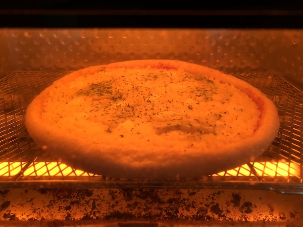 ピザ プティ・ギャルソンの冷凍ピザ「6種の贅沢チーズピザ」をオーブントースターで焼く