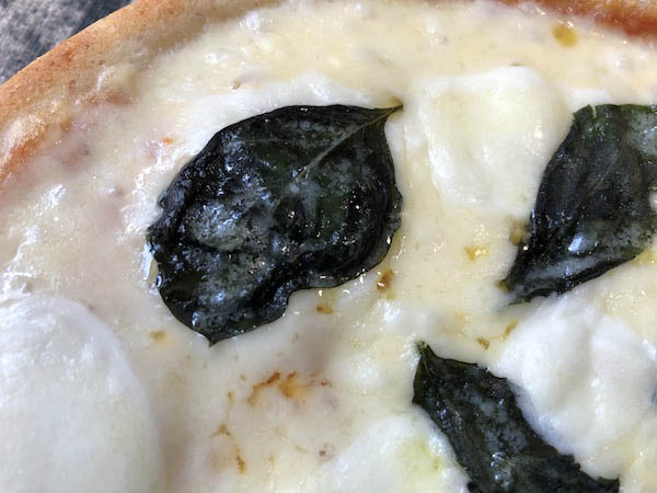 ピザ プティ・ギャルソンの冷凍ピザ「ピッツァマルゲリータ」大きな沖縄産バジル