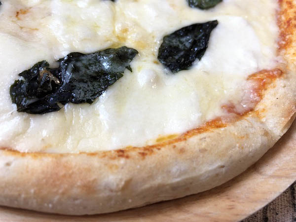 ピザ プティ・ギャルソンの冷凍ピザ「ピッツァマルゲリータ」のライ麦生地