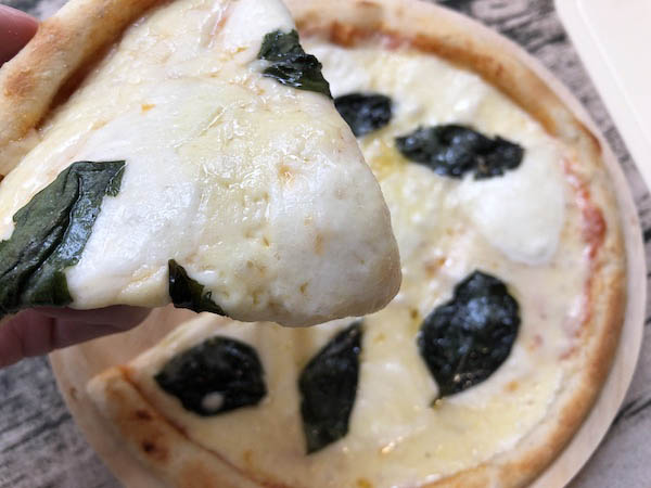 ピザ プティ・ギャルソンの冷凍ピザ「ピッツァマルゲリータ」たっぷりチーズ