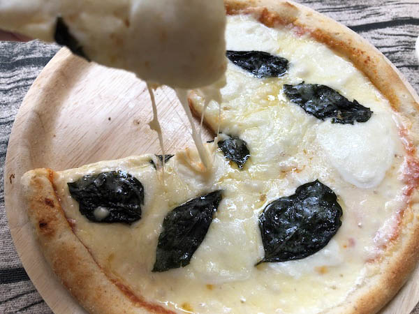 ピザ プティ・ギャルソンの冷凍ピザ「ピッツァマルゲリータ」たっぷりチーズが伸びる