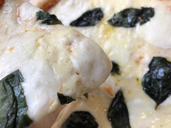 ピザ プティ・ギャルソンの冷凍ピザ「ピッツァマルゲリータ」たっぷりチーズが溢れる