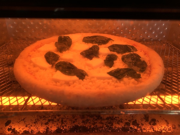 ピザ プティ・ギャルソンの冷凍ピザ「ピッツァマルゲリータ」をオーブントースターで焼く