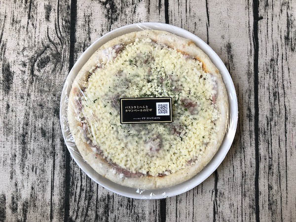 冷凍された「ピザ プティ・ギャルソン」の冷凍ピザ「パストラミとカマンベールのピザ」