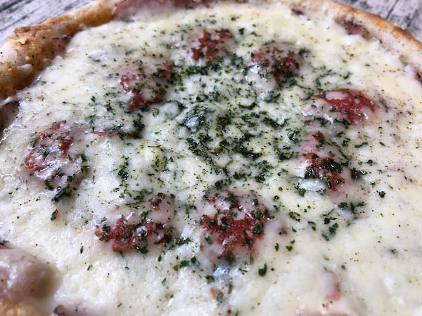 ピザ プティ・ギャルソンの冷凍ピザ「パストラミとカマンベールのピザ」たっぷり具材