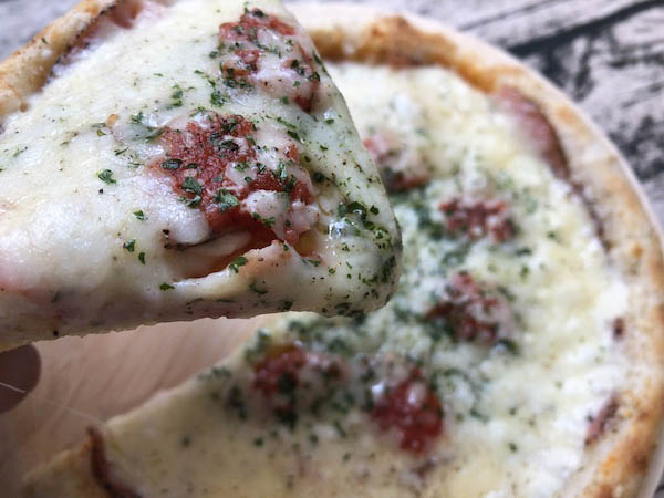 ピザ プティ・ギャルソンの冷凍ピザ「パストラミとカマンベールのピザ」