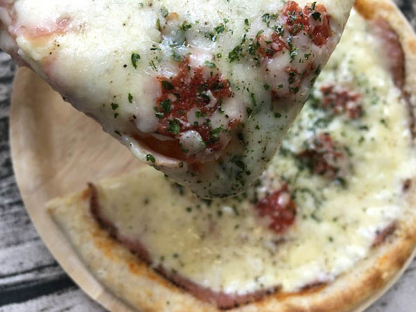ピザ プティ・ギャルソンの冷凍ピザ「パストラミとカマンベールのピザ」