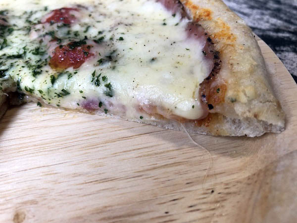 ピザ プティ・ギャルソンの冷凍ピザ「パストラミとカマンベールのピザ」の断面