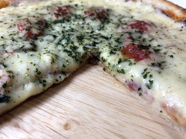 ピザ プティ・ギャルソンの冷凍ピザ「パストラミとカマンベールのピザ」チーズが溢れる