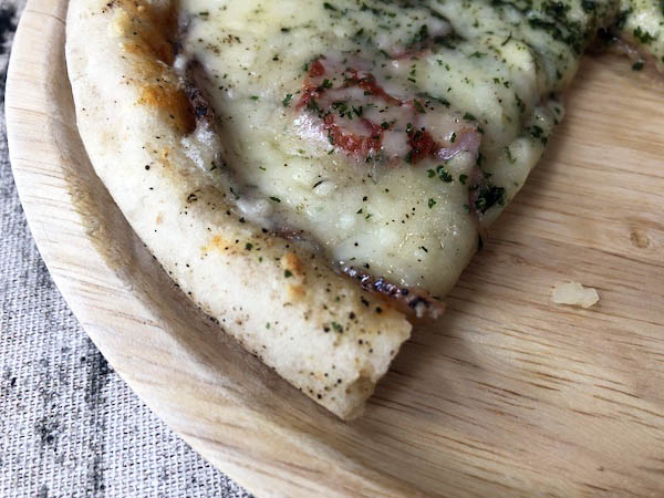 ピザ プティ・ギャルソンの冷凍ピザ「パストラミとカマンベールのピザ」の断面