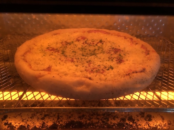 ピザ プティ・ギャルソンの冷凍ピザ「パストラミとカマンベールのピザ」をオーブントースターで焼く